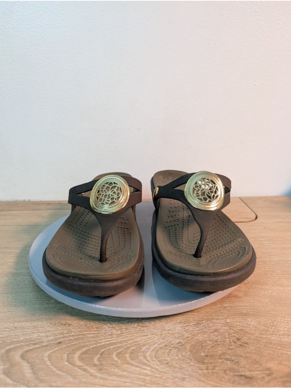 Crocs Womens Sanrah Sandals Size 10 Gold Medallion Brown Wedge Thong Slides - Picture 2 of 8